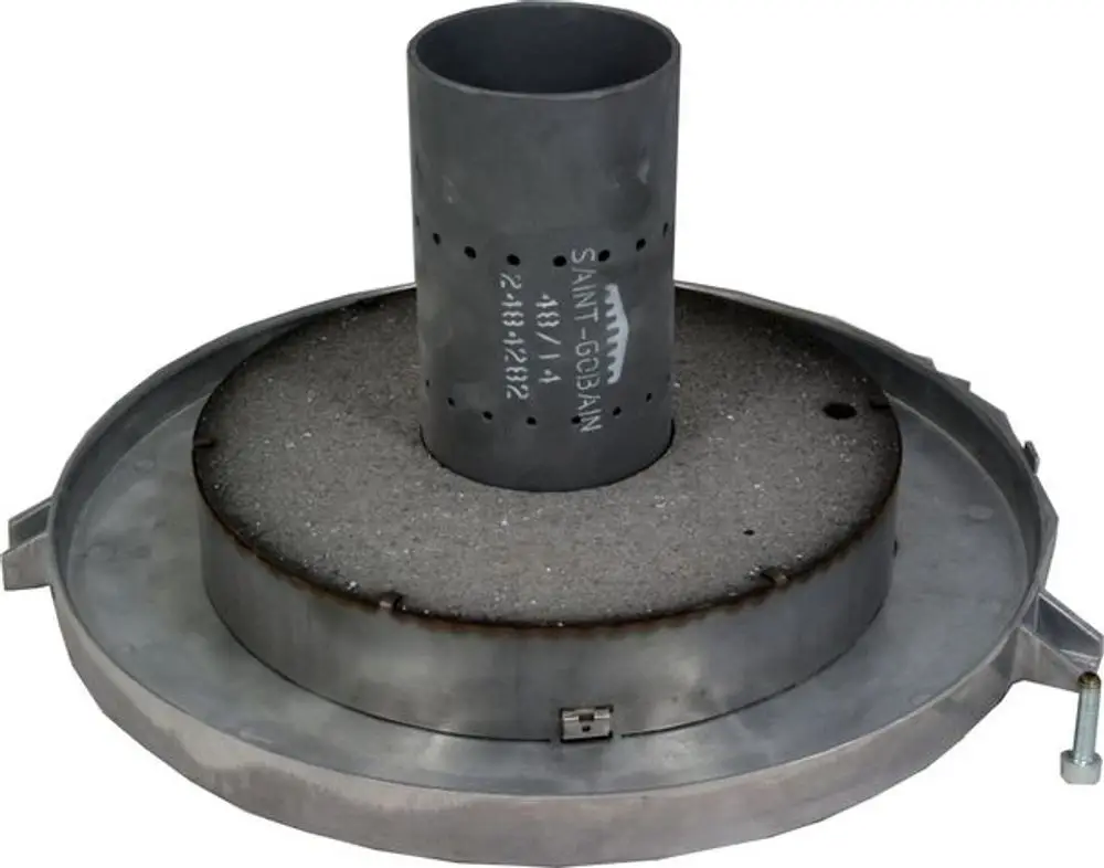 Brennereinheit aus Metall mit zentralem Rauchgasabzug, ausgestattet mit einer Isolierung und Löchern für eine optimale Luftzirkulation, von der Marke Wolf.